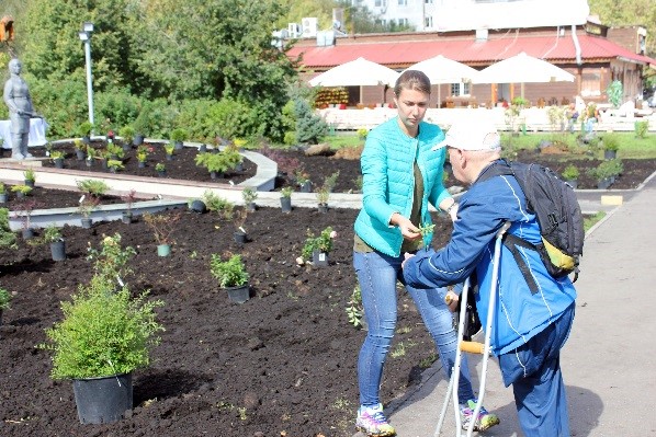 Жители участвуют в посадках